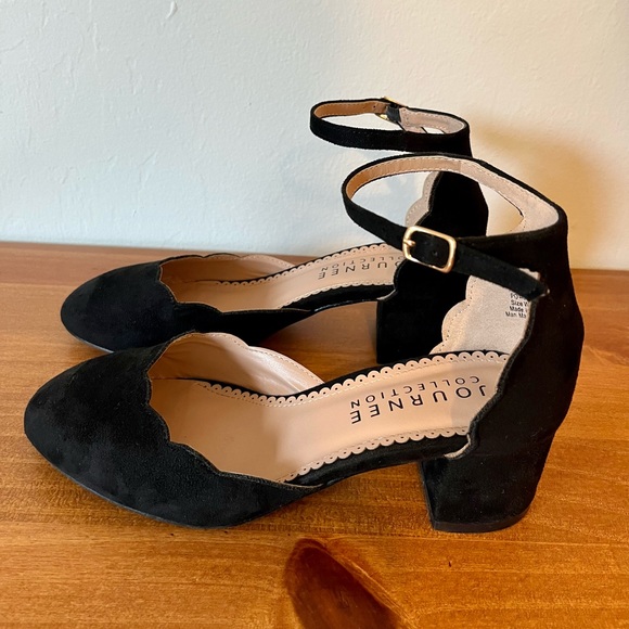 Journee Collection Edna Pump | Black Faux Suede Block Heels | Size 6 Wide - Picture 1 of 7